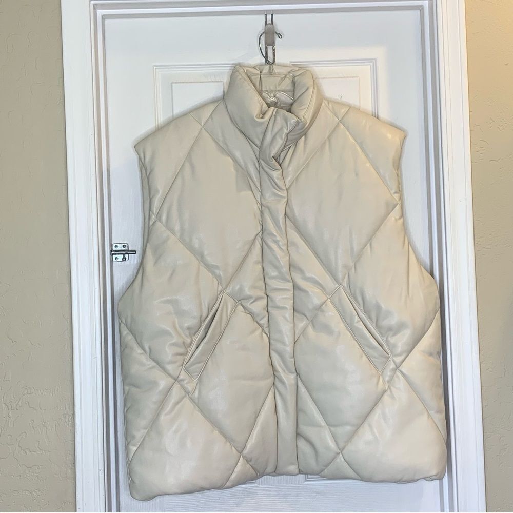 Abercrombie & Fitch Oversized Vegan Leather Puffer Vest Size XL Cream/Ivory